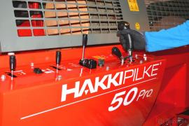štiepací poloautomat - procesor Hakki Pilke 50 Pro s navaľovacím stolo